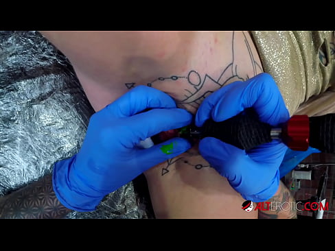 ❤️ Sully Savage, une chaudasse extrêmement tatouée, s'est fait tatouer le clitoris. ❌ Porno de qualité at fr.flvporn.ru ❤